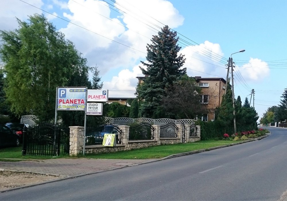Bus transferowy przy parkingu przy lotnisku Katowice-Pyrzowice gotowy do kursu pod terminal