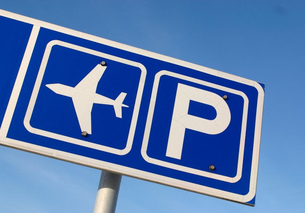 Samochody na strzeżonym parkingu w Pyrzowicach czekające na powrót właścicieli z urlopu