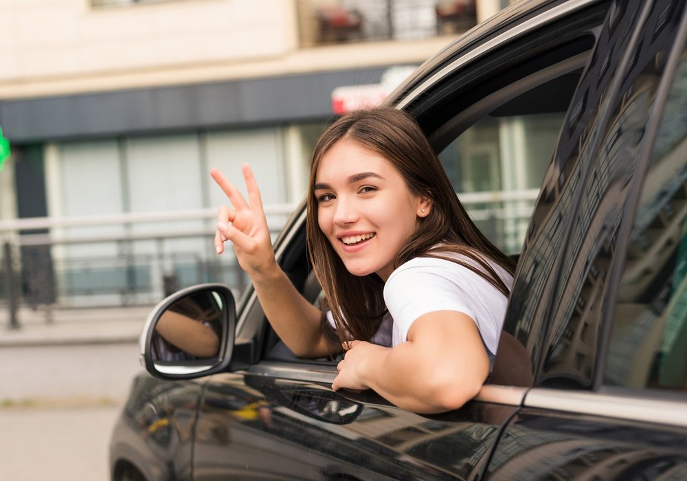 Starsza para przekazuje kluczyki na parkingu Pyrzowice przed wylotem z Katowic