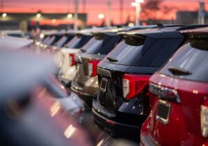 Samochód elektryczny podłączony do domowej ładowarki przed wyjazdem na parking przy lotnisku