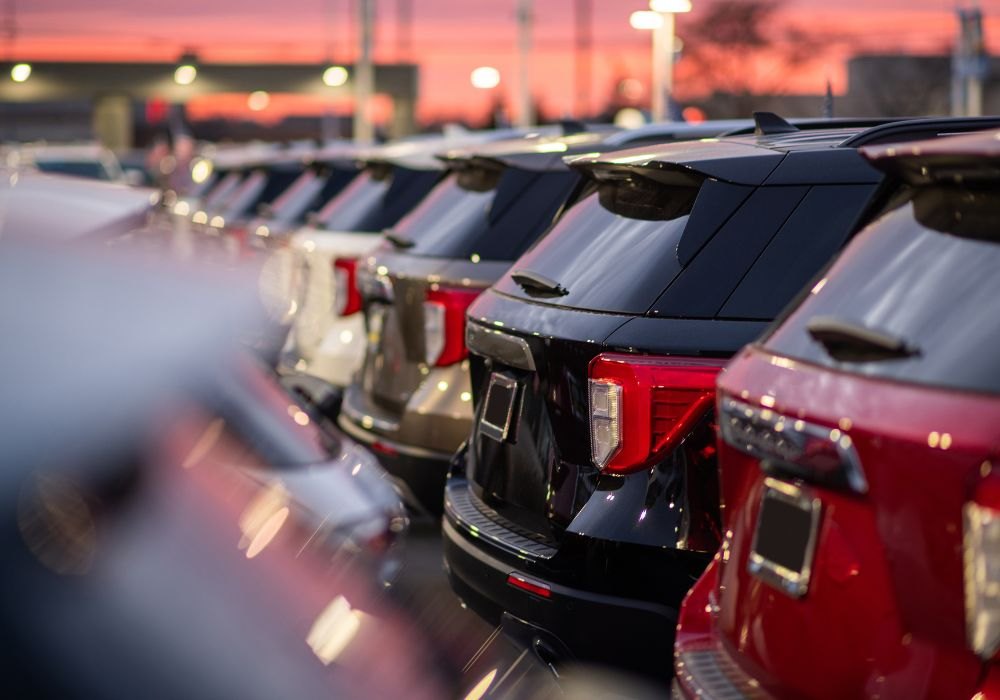 Samochód elektryczny podłączony do domowej ładowarki przed wyjazdem na parking przy lotnisku